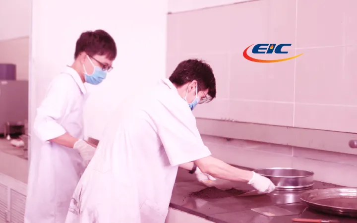 Hình ảnh nhân viên EIC trong phòng thí nghiệm giới thiệu dịch vụ tư vấn đào tạo phân tích thử nghiệm của công ty EIC.