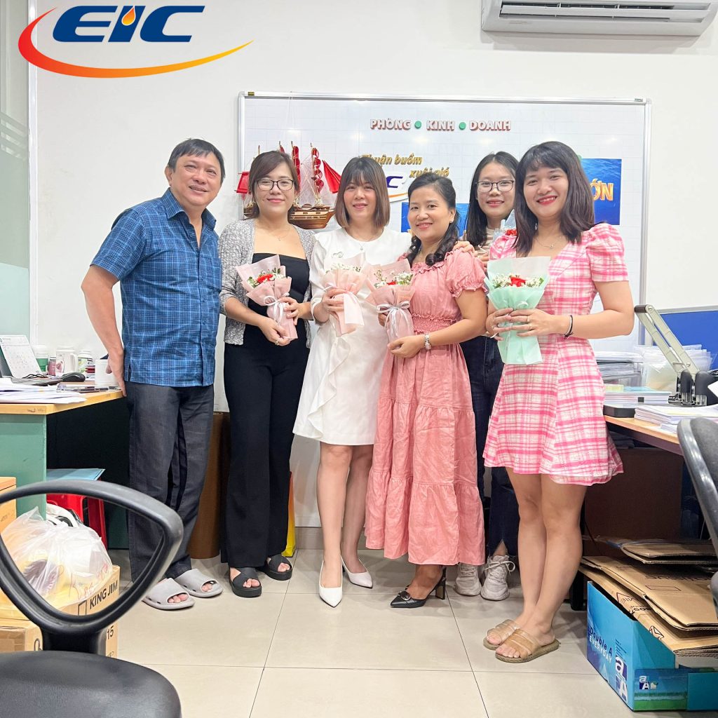 20/10 của EIC cùng những cành hoa