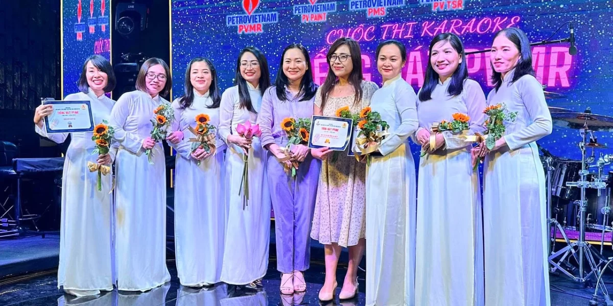 Khoảnh khắc lưu niệm chiến thắng của EIC tại cuộc thi karaoke